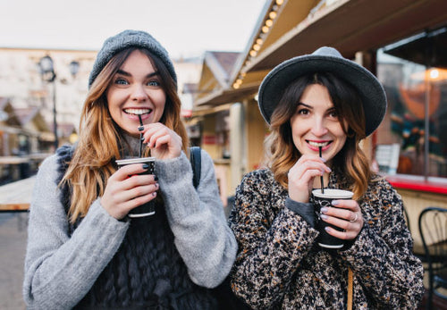 Zwei Frauen mit leckerem Black Label Coffee