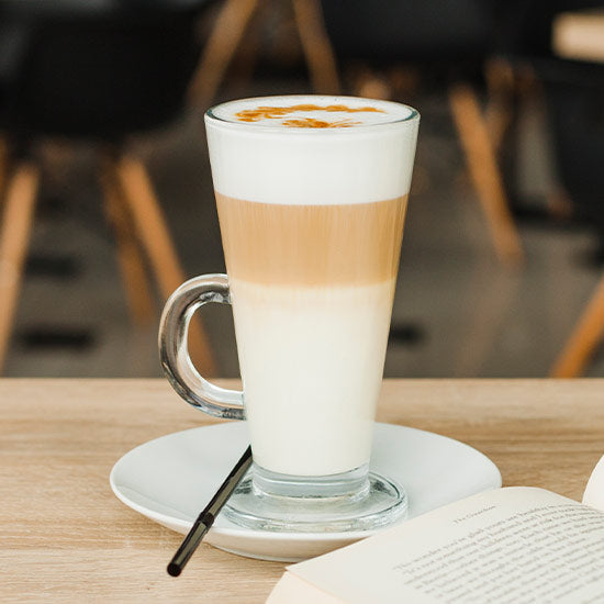 Ein kleines Kunstwerk: Ein Glas Latte Macchiato