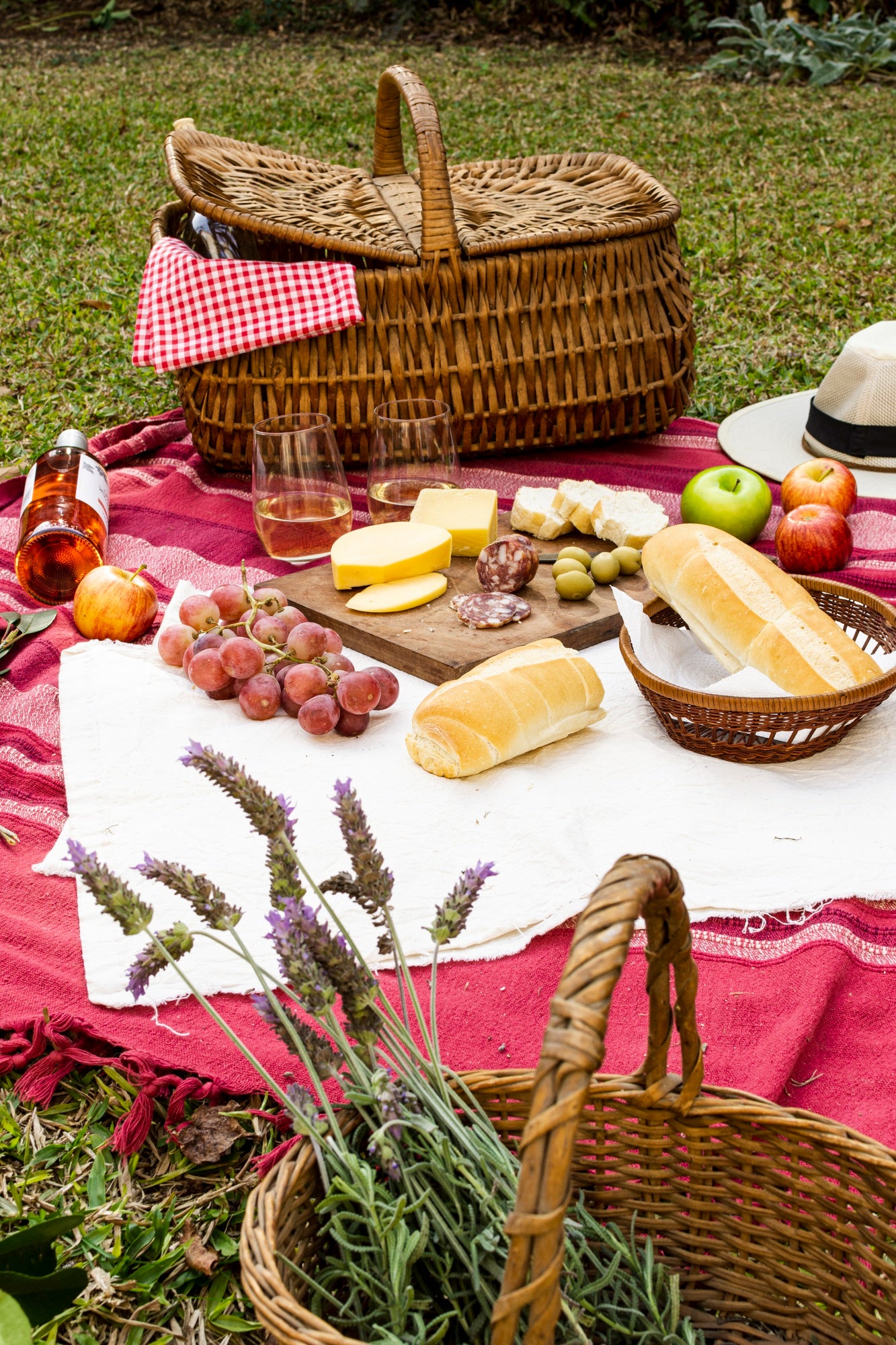 basket-with-lavender-picnic-goodies