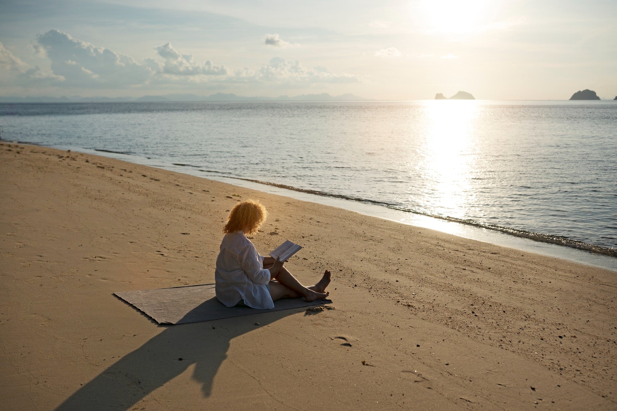 woman-reading-beach