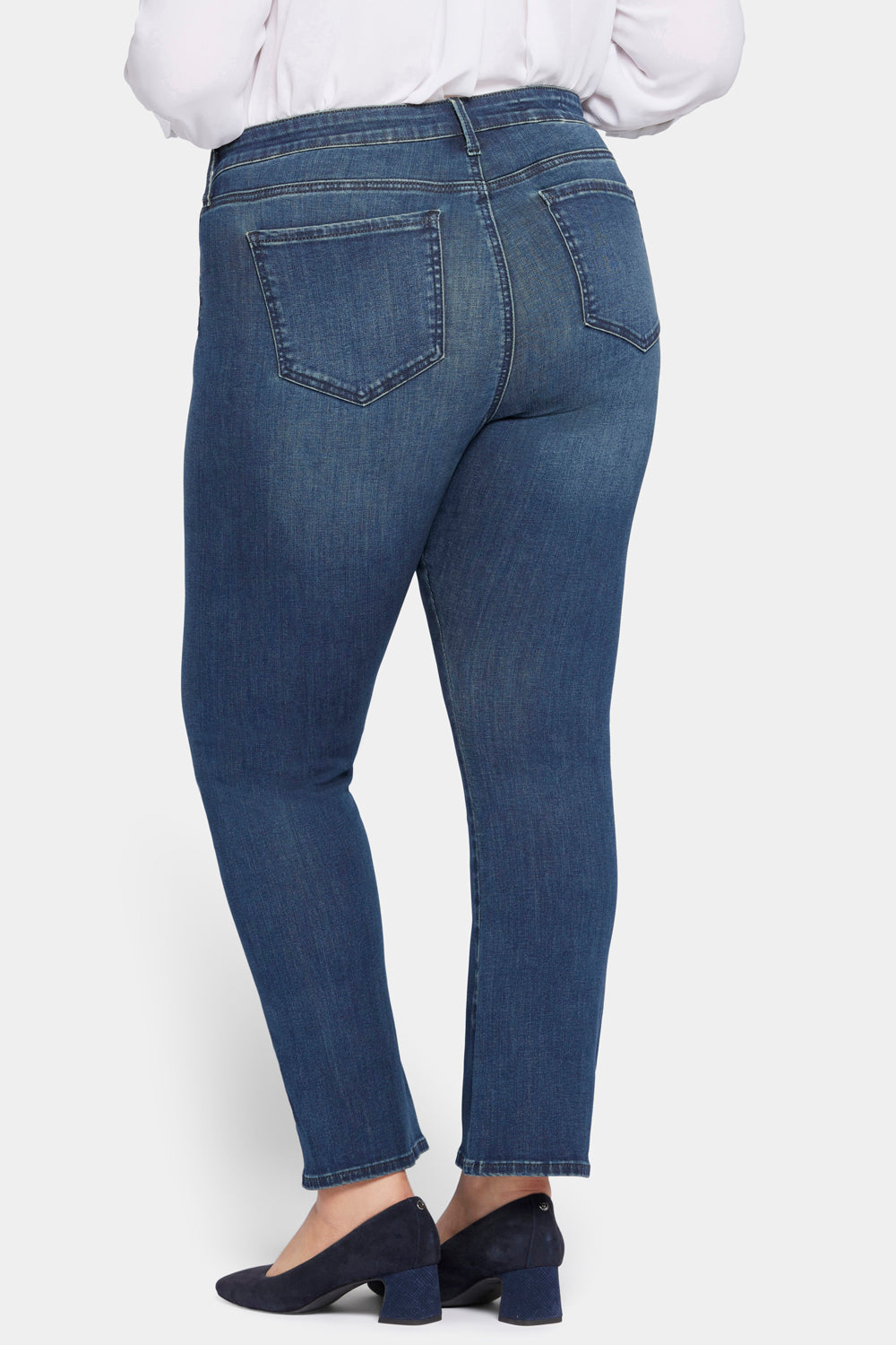 Le Silhouette Slim Bootcut Jeans In Petite With High Rise