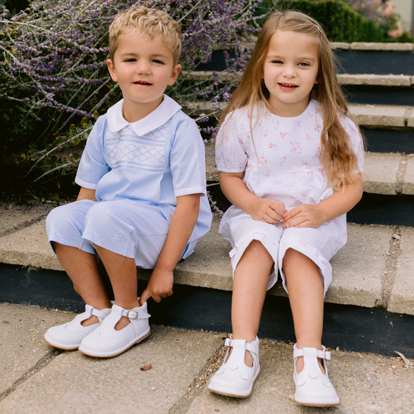 Dale und Dilys Hochzeitsoutfit-Stile bei Emile et Rose