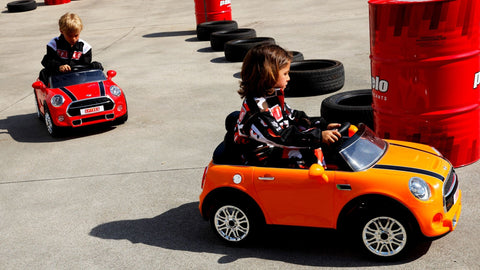 bambini su macchina elettrica mini cooper per bambini