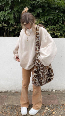 fashionista-woman-with-furry-handbag