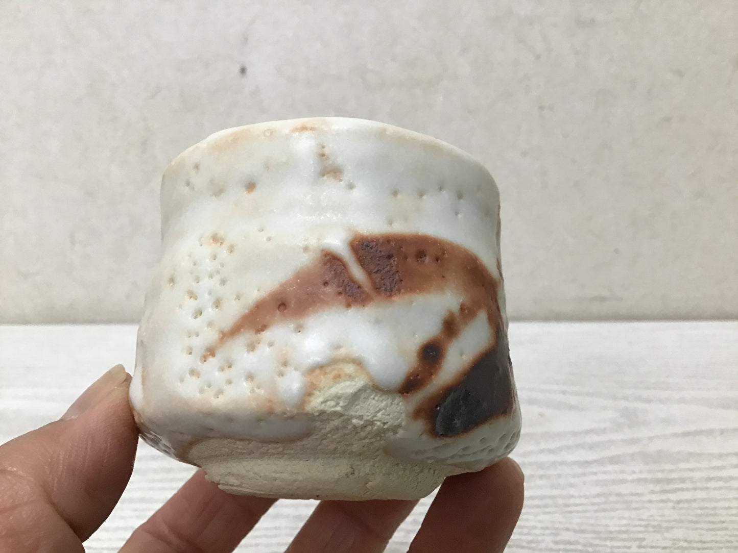 Y2832 CHAWAN Shino-ware sake cup signed box Japanese bowl pottery Japan antique