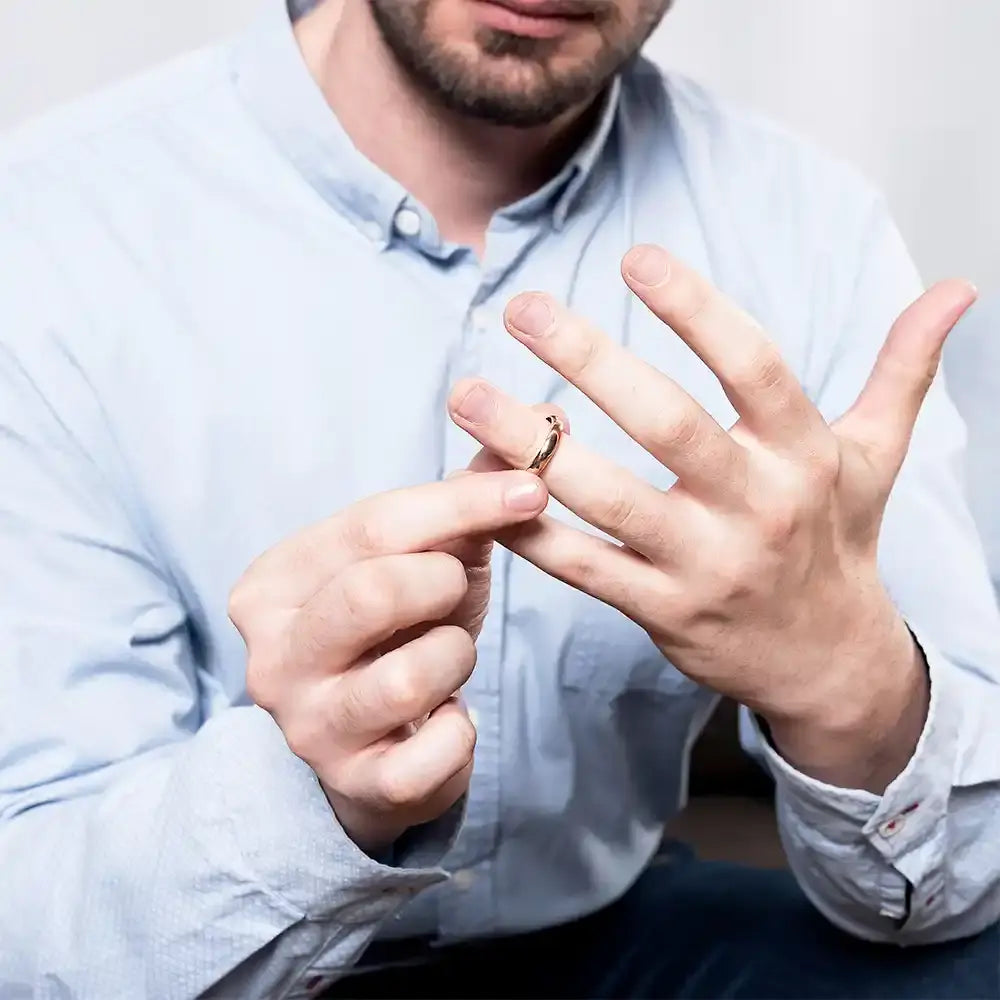 Man wearing a band according to his accurate ring size