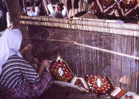 キリムを織る女性の写真2