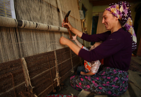 キリムを織る女性の写真