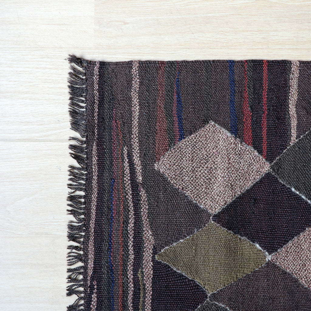 トルコ・現代キリム（ブラックキリム） ラグ「幸せを見付ける鳥 黒」 ROGOBA KILIM® 124×95㎝ (No.20695