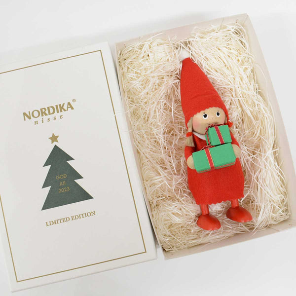 【予約】【新作】NORDIKA nisse ノルディカ ニッセ クリスマス 木製人形（プレゼントを持った女の子 / ビックノルディカ ）