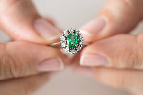 anillos de compromiso con esmeraldas