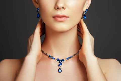 joyas azules con aretes y collar