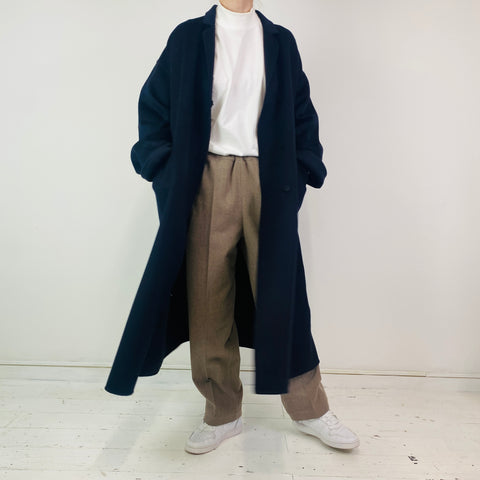 ネイビーのカシミアウールで一枚仕立てのコート　One-piece navy cashmere wool coat