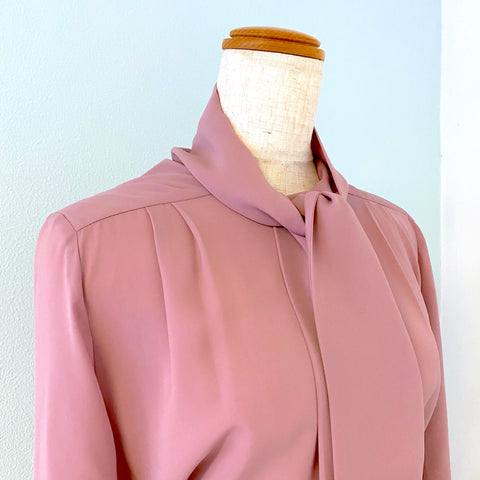 落ち着いたピンクのボウタイブラウス　calm pink bowtie blouse