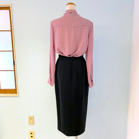 落ち着いたピンクのボウタイブラウス　calm pink bowtie blouse