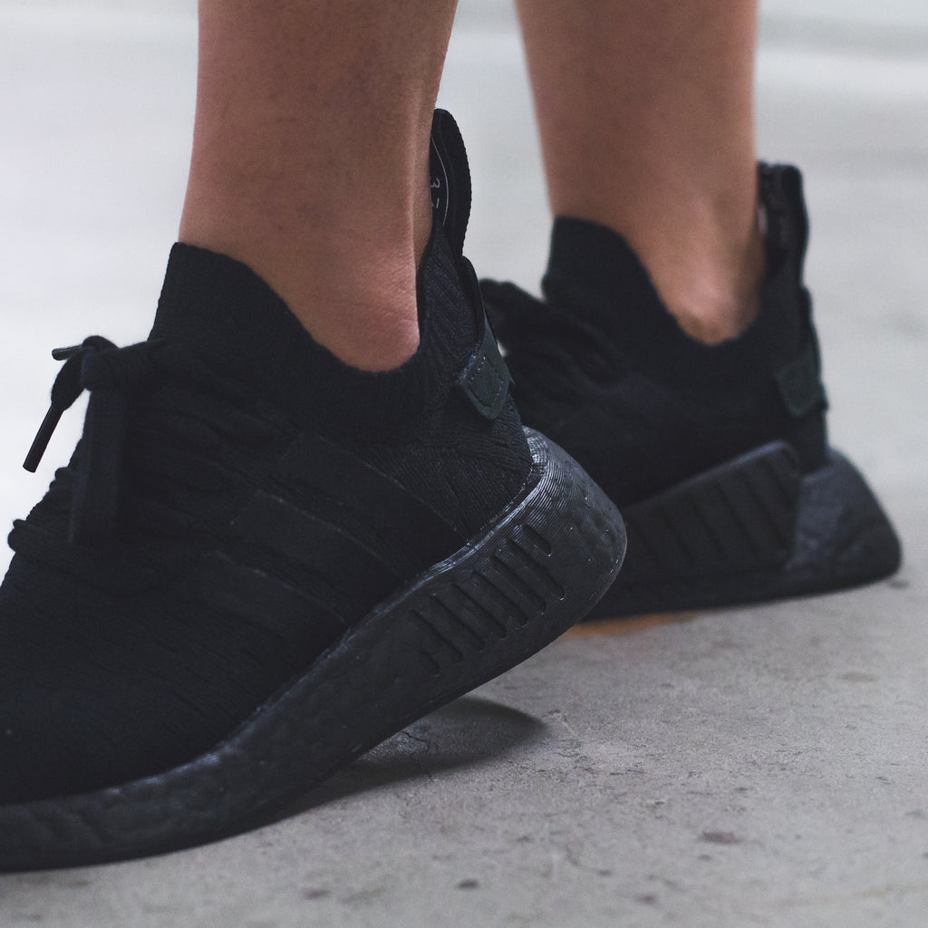 all black nmd r2