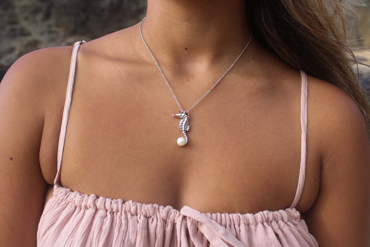 freshwater pearl pendant featuring a seahorse design