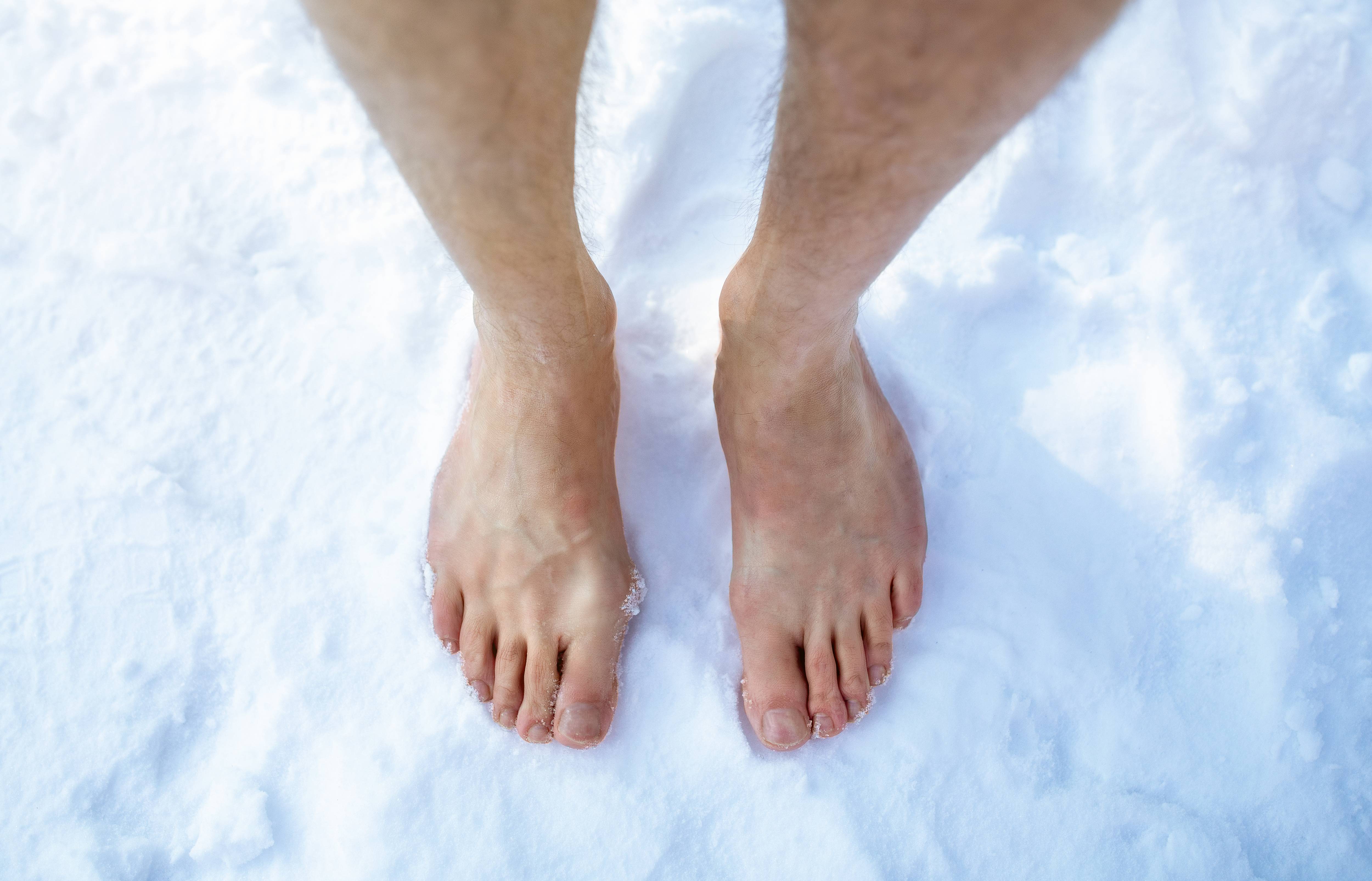 top-view-of-male-feet-standing-on-snow-outdoors-c-2023-11-27-04-57-03-utc (1).jpg__PID:7f52efea-4eac-484f-b177-846e73450543