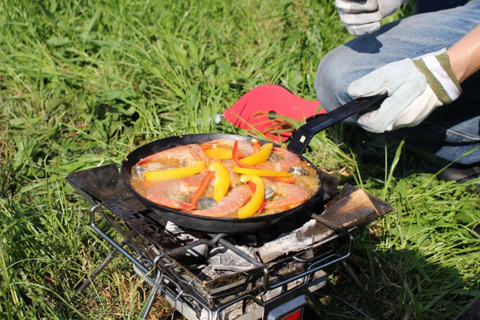 パエリアを料理する人