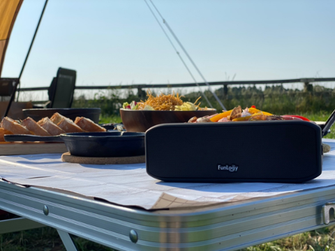 キャンプのテーブルで音楽を流すFunLogy Portable