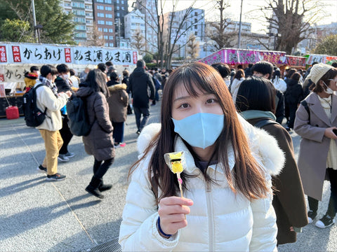 浅草寺で露店をのぞくなっちゃん