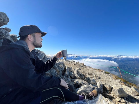 トクの登山写真　山頂で一休み