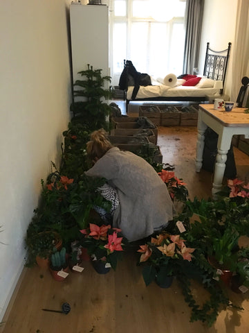 Suzanne pakt planten in in de eerste Sprinklr-locatie, haar slaapkamer.