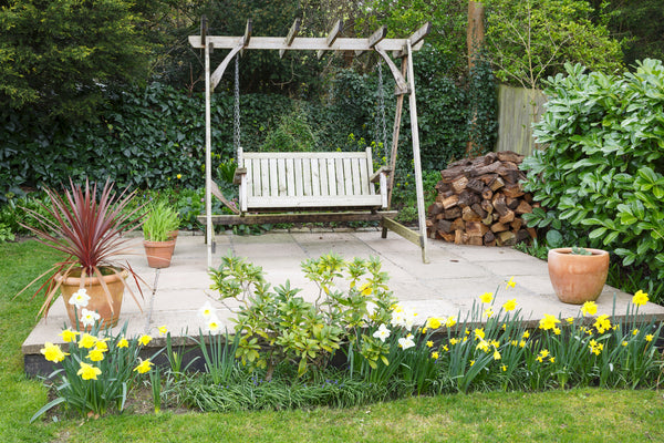 Kleine Terrasse bauen mit Einfassung aus Blumenbeeten