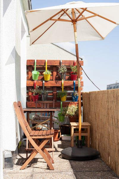 Sichtschutz aus Paletten auf dem Balkon