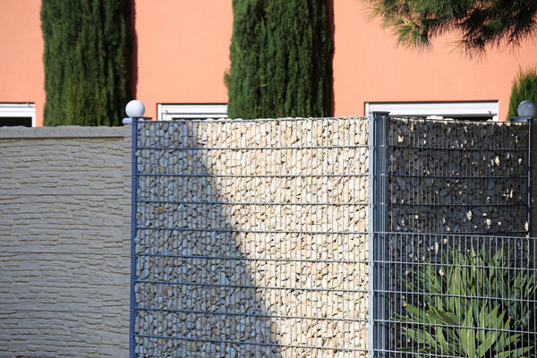 Sichtschutzwand aus Stein als Terrassenwand bauen