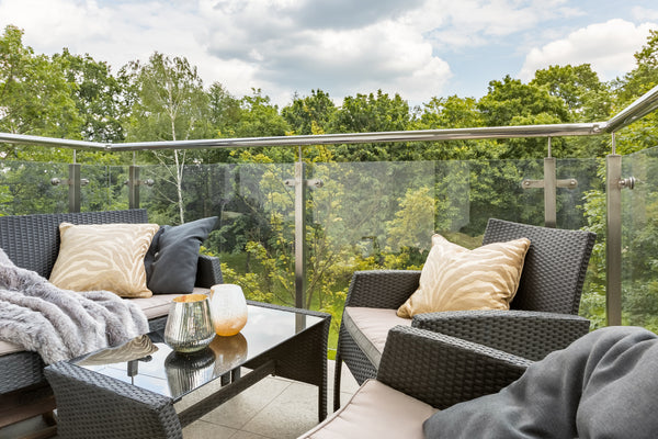 Windschutz aus Glas für die Terrasse