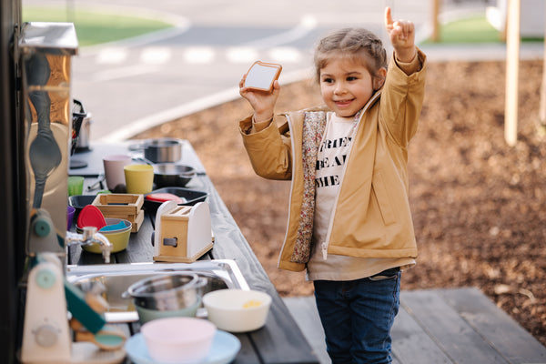 Die Matschküche als Highlight der kinderfreundlichen Terrasse