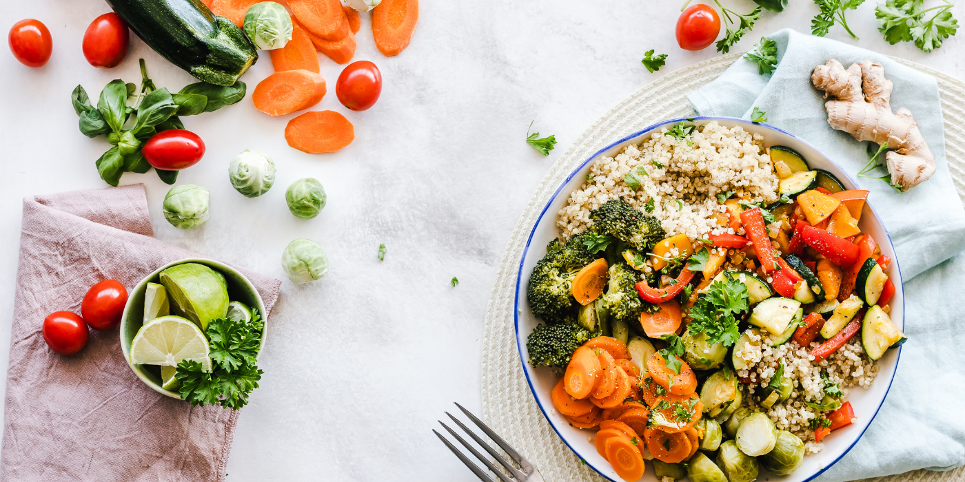 quinoa karotten zuchini pfanne auf einem Tisch