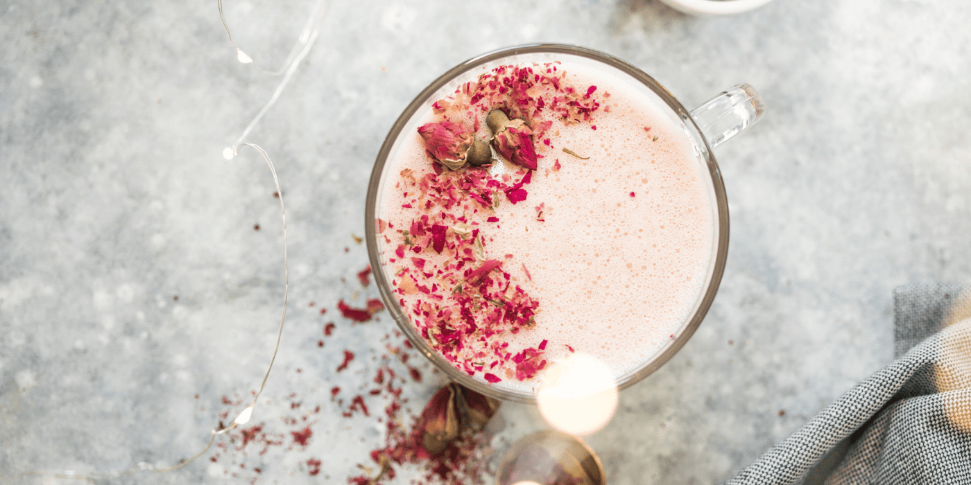 Mondmilch mit Ashwagandha-Pulver in einem Glas.