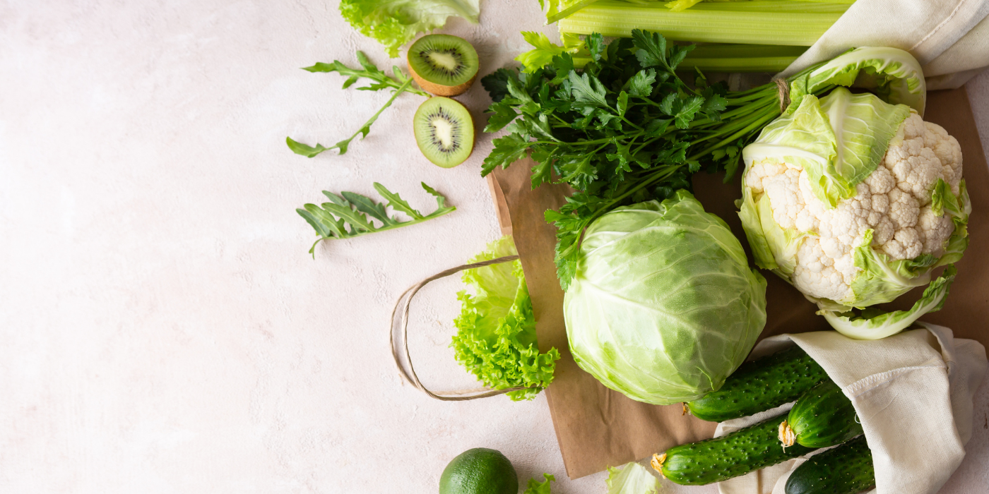 Blumenkohl, Kohl und Zucchini auf dem Esstisch