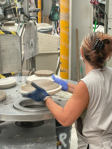 Human hands in large scale production, Stilleben Memphis Stoneware