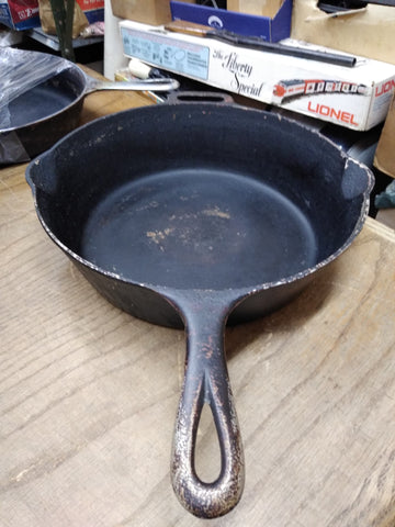 Any idea on this big guy? 3 notch Lodge #10, it's huge with high walls like  a chicken fryer, but I can only find anything about chicken fryer #8s : r/ castiron