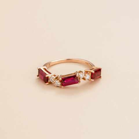 Forma ring in Ruby and round Diamond set in Pink gold