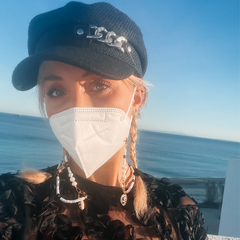 FFP2 Atemschutzmaske in weiss mit Style tragen - Mund-Nasen-Bedeckung Schweiz kaufen