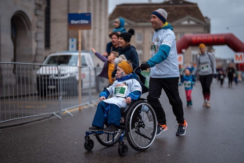 Kind im Rollstuhl das dank Spende und Unterstützung Sport machen kann - Plusport Schweiz und JustStyle