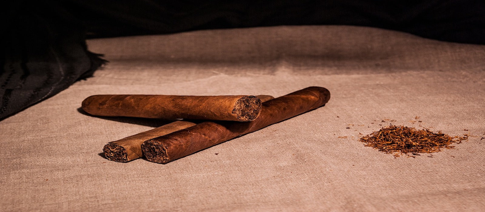 Cigares posées sur une fine couche de soie