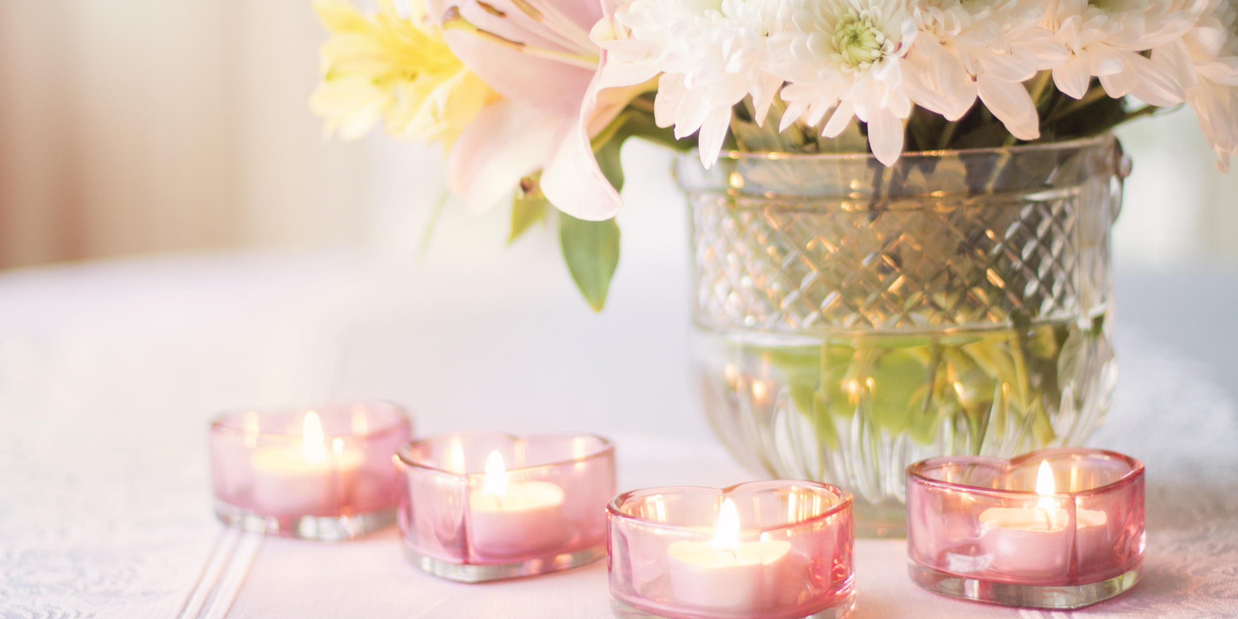 Détails de la table de fleurs et de bougies pour la fête des mères
