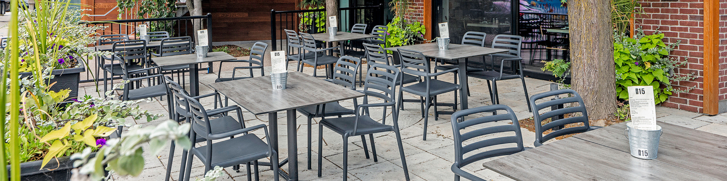 terrasse de restaurant avec tables et chaises à lattes grises