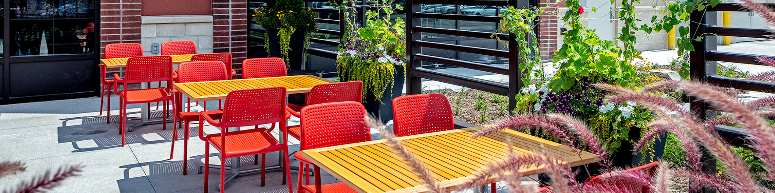 Tables et chaises de patio aux couleurs vives