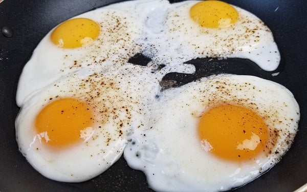 Fry the eggs in the remaining oil, seasoned with salt and pepper, sunny side up, about 1½ minutes. 