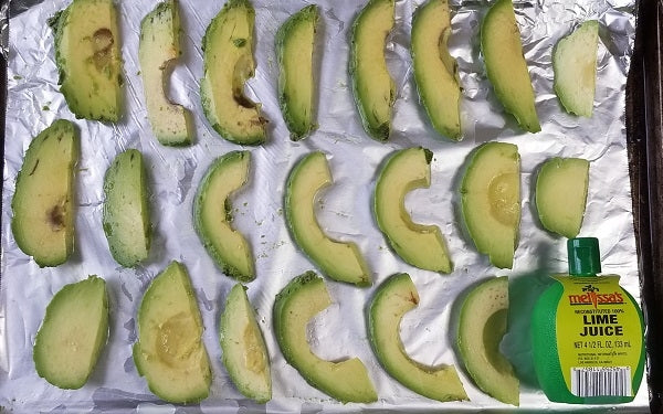 Halve both avocados, remove pit and then thin-slice them lengthwise while still in the skin.