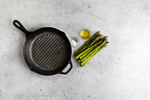 Image of frying pan, asparagus and oil