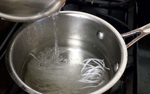 Image of Place noodles in a pot of boiled water, soak for 20 minutes off the flame