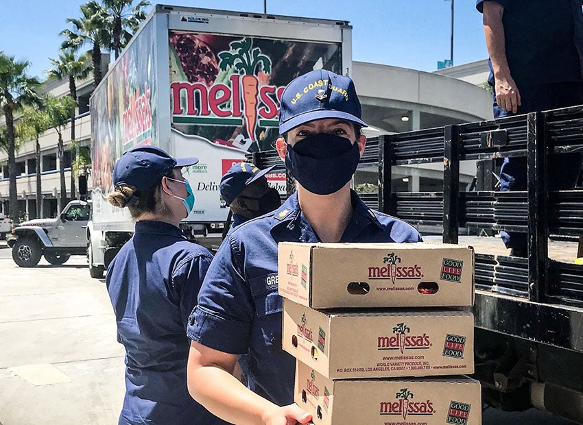 Melissas volunteer at food drive