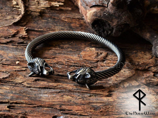 Daringly Bold Men's Biker Bracelet – Foxtail Chain with Wolf's Head De –  Urban.Jewelry